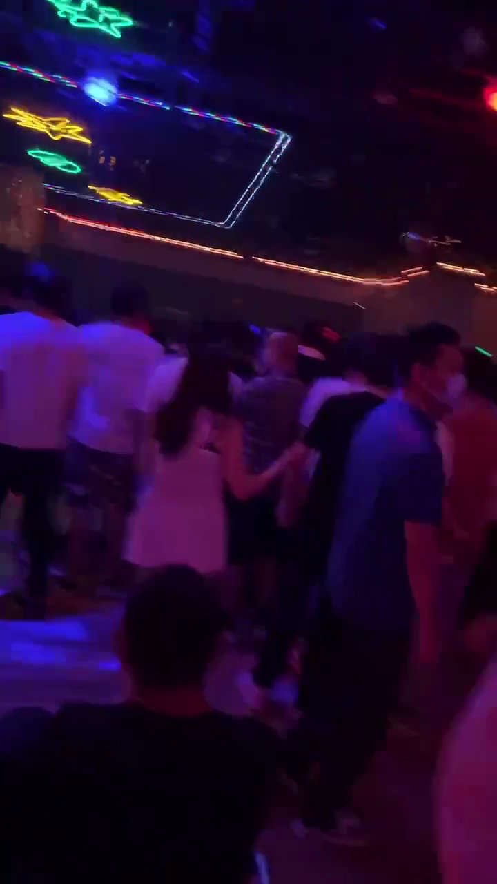 五月上旬之后，西安的各大舞厅就